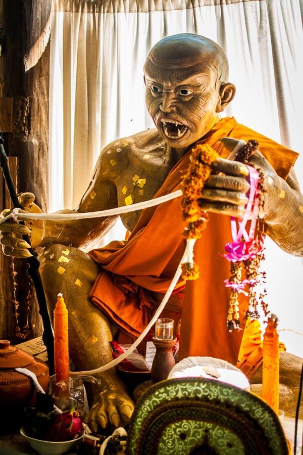 sak yant buddist tattoo temple